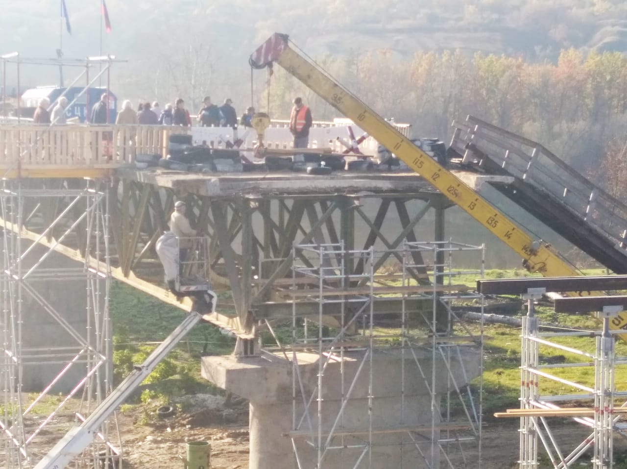 Что сегодня делали строители на мосту в Станице Луганской. ФОТО
